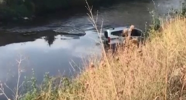 Kontrolden çıkan araç dereye uçtu