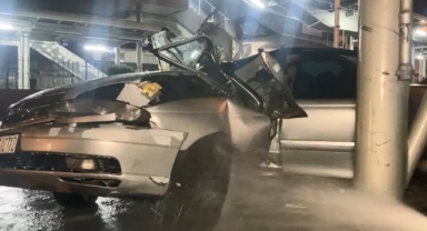 Kontrolden çıkan araç üst geçidin ayağına çarptı