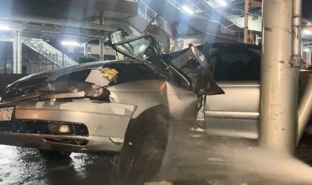 Kontrolden çıkan araç üst geçidin ayağına çarptı