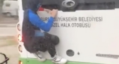 Otobüs arkasında tehlikeli yolculuk