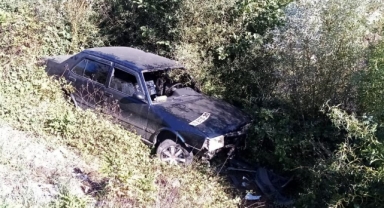 Otomobil dereye uçtu; 2 kişi yaralandı