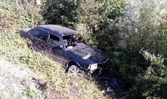 Otomobil dereye uçtu; 2 kişi yaralandı