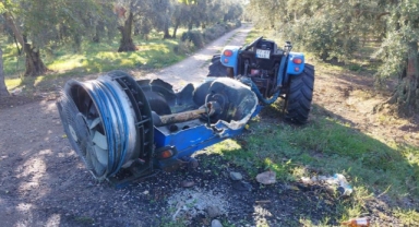 Otomobil ilaçlama tankerine çarptı: 3 yaralı