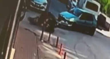 Otomobil ile motosikletin kazası kamerada