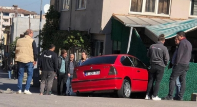 Otomobil kahveye daldı