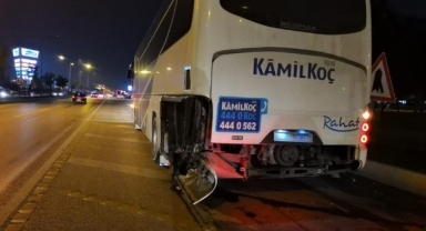 Otomobil yolcu indiren otobüse çarptı: 1 yaralı