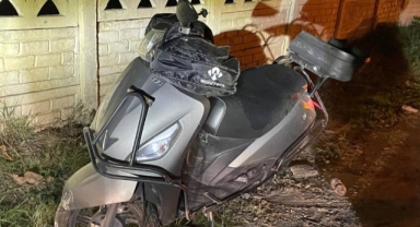 Otomobille çarpışan motokurye yaralandı