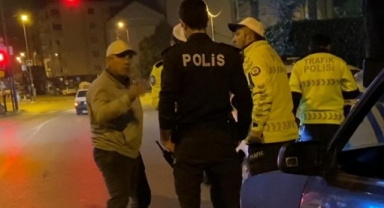 Polisin sürücü ile imtihanı kamerada