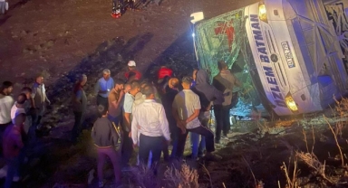 Şanlıurfa'da yolcu otobüsü devrildi