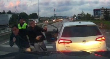Şoförlerin boks maçı aratmayan kavgası kamerada