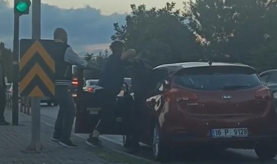 Şoförlerin yol verme kavgası kamerada