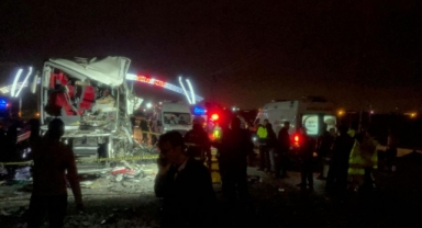 Tır ile yolcu otobüsü çarpıştı: 1 ölü, 22 yaralı