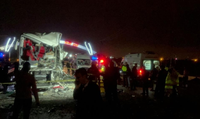 Tır ile yolcu otobüsü çarpıştı: 1 ölü, 22 yaralı