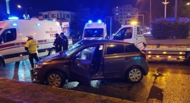 Tır kavşakta otomobile çarptı: 2 yaralı