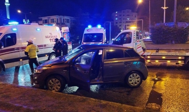 Tır kavşakta otomobile çarptı: 2 yaralı