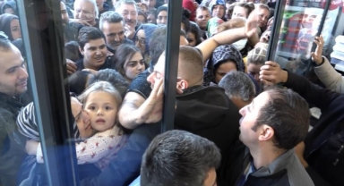 Ucuz ürün için birbirlerini ezdiler