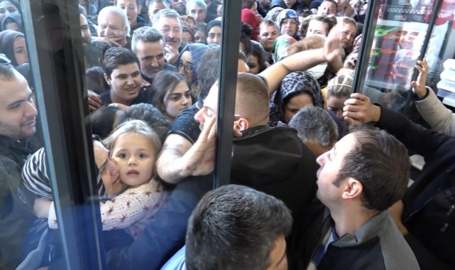 Ucuz ürün için birbirlerini ezdiler