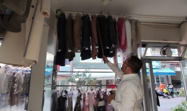 Yıllardır müşterilerinin unuttuğu kıyafetleri saklıyor