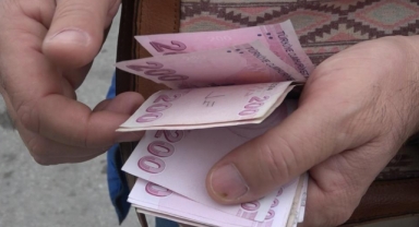 Yolda bulduğu para dolu çantayı karakola teslim etti