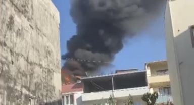 2 katlı evin çatısı alev alev yandı