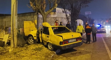 Ağaca çarpan otomobil ikiye bölündü: 2 yaralı