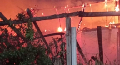 Baraj kenarındaki bağ evi alev alev yandı