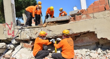 Belediye çalışanları arama kurtarma sertifikasını aldı
