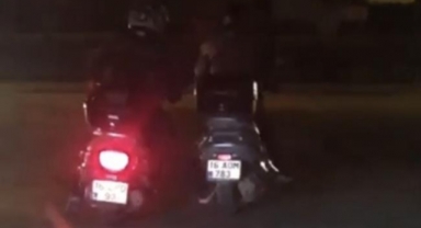 Bozulan motosikleti ayağıyla iterek götürdü