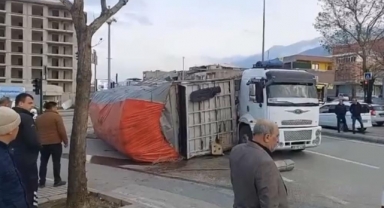 Bursa'da kamyonun devrilme anı kameralarda