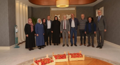 Çilek üreticisi kadınlara Başkan Erdem’den destek