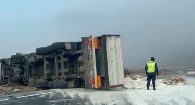 Çimento yüklü TIR devrildi:1 yaralı