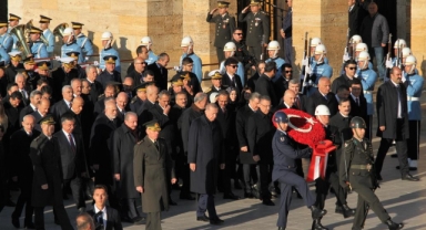 Devlet Erkanı Anıtkabir'de Ata'nın huzurunda