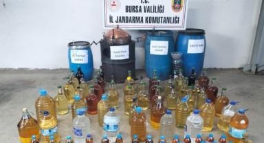 Evlerini sahte alkol üretim tesisine çevirmişler