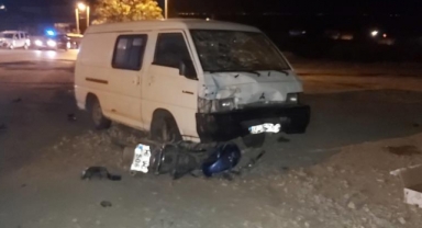 Hafif ticari araç ile motosiklet çarpıştı:2 yaralı