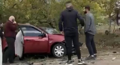 İki araç çarpıştı, ortalık savaş alanına döndü
