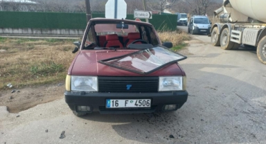 İnegöl'de 2 otomobil çarpıştı: 3 yaralı