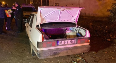 İnşaattan demir çalan hırsızlar aracı bırakıp kaçtı