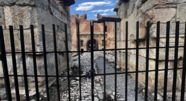 İstanbul Kapı'daki mozaik ve taş yol göz kamaştırıyor