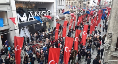 İstiklal Caddesi Türk bayraklarıyla donatıldı