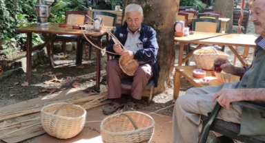 Kafelerde sepet örüp turistlere satıyor