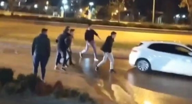 Makas atan otomobili tekmelediler