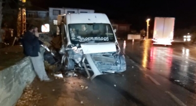 Minibüs duvara çarptı, kiviler yola saçıldı: 1 yaralı