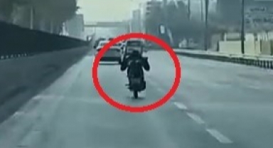 Motosiklet üzerinde ölüme davetiye çıkardı