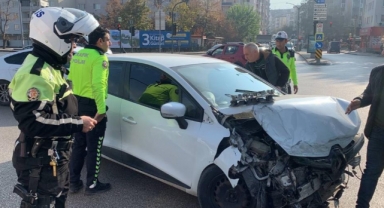 Otomobilin çarptığı minibüs devrildi