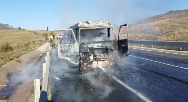 Seyir halinde alev alan minibüs küle döndü