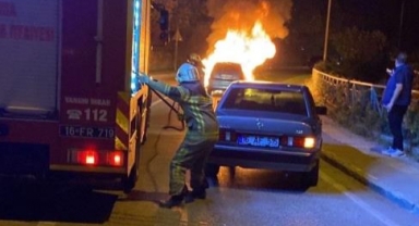 Seyir halindeki otomobil alev alev yandı