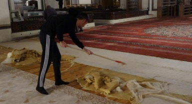 Ulu Cami'nin 12 yıllık halıları değişti