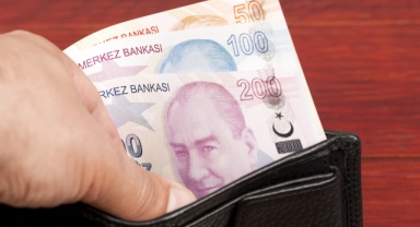 Vatandaşın emekli maaşına haciz koyan bankayı mahkeme haksız buldu