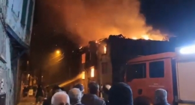 3 katlı metruk bina kül oldu