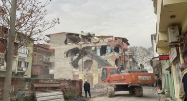4 katlı bina içindeki eşyalar ile yıkıldı